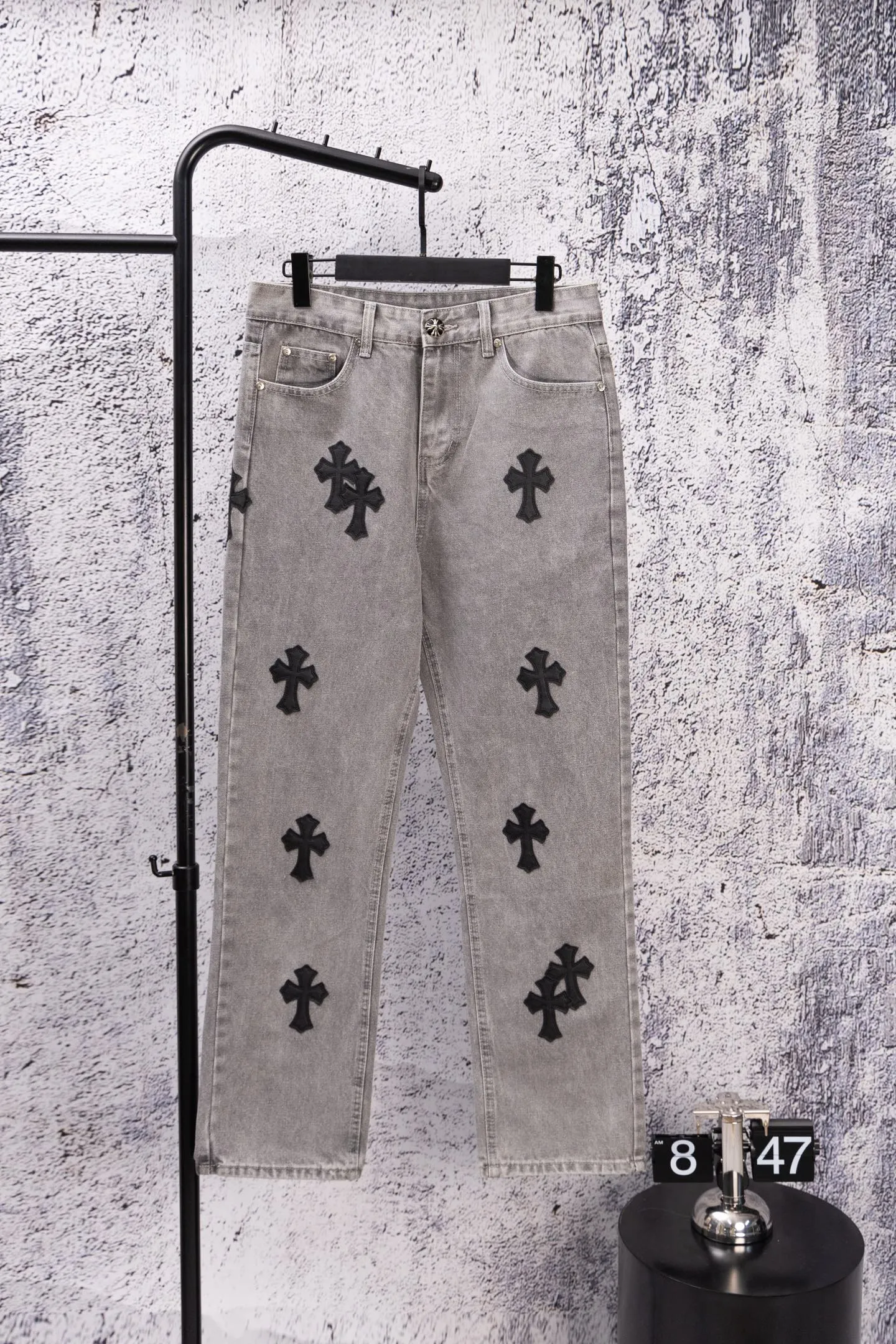 P210 Chromehearts limited edition classic black cross patch leather gray jeans, priced at 34W level, patchwork cross pattern embellishment, washed jeans! ! An absolutely high-end luxury product, a 1.9W-level god-level single product, a super popular product, made by top heavy industry, a magic weapon that cannot be missed! [About Zangyin] This is an extremely luxurious fashion brand that can also be called the aristocracy of the high street. It has always been an exclusive brand for some hipsters or rich second generations. Compared with ordinary high streets, it is more luxurious and noble. Compared with luxury brands, it is more fashionable and individual. It has always been a brand that I have a special liking for. [Top heavy industry fashion design] Consistently high-street luxury style. Speaking of this style, the Zangyin family and GU family are definitely the leading representative brands. Especially the Zangyin family has really achieved a state-of-the-art effect in creating high-street style. The unique washed material is used to create this style. The color system is already quite eye-catching. After it is decorated with patchwork cross flowers, it cleverly highlights the charm of the brand. Secondly, this style uses classic The high-waist cutting design highlights the long legs and fashionable temperament of the upper body. The brand is highly recognizable and the slim fit configuration is more suitable for daily wear. It is a product that interprets personality, fashion, and specifications at a glance. This single product is enough to make any fan excited. It can be a white T-shirt for a youthful college style, or a tight suspender for a royal style. It has strong matching ability and can be easily controlled by men.  [Materials and craftsmanship] Needless to say, this point goes without saying. As an excellent craftsman brand, Zangyin’s requirements for details and craftsmanship are really perfect. The washed color of this model has gone through so many processes, not to mention the embellishment of denim appliques. It is also purely hand-made and sewn. Just like what they believe in, only hand-made things have soul and have the meaning of wear. A top-notch heavy-duty fashionable denim item, I look forward to your perfect interpretation! !  Color: Gray Size: 28-36